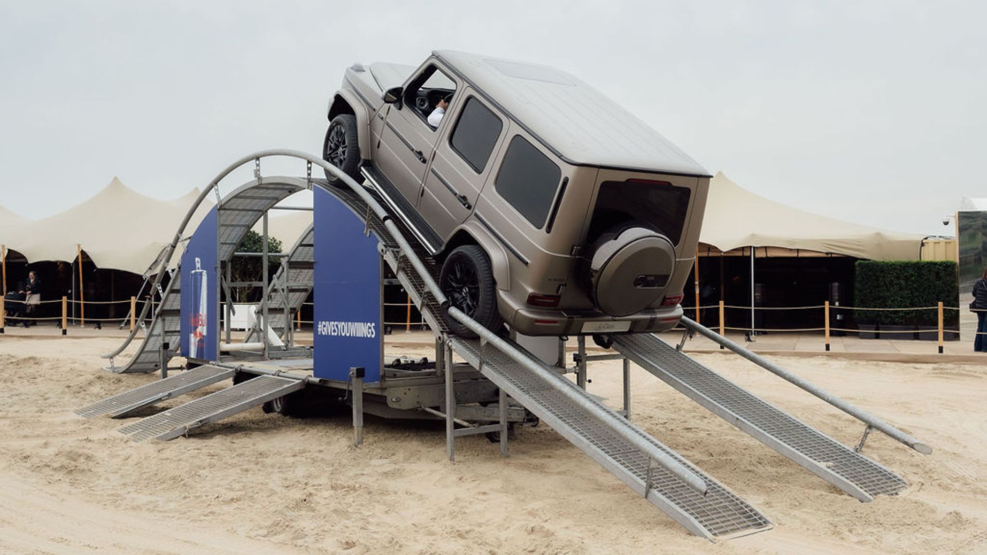 Mercedes G-Klasse op de helling van de 4x4-piste, naast een INVESTINSPAIN-banner