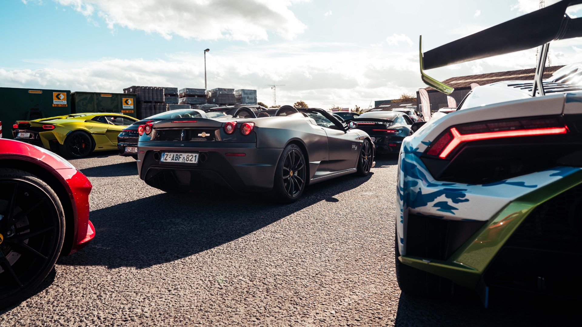 Een rij sportwagens op de parking tijdens de Zoute GT Tour